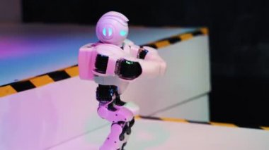 Dans eden robot yaklaş. Akıllı teknoloji konsepti. Akıllı robotların yakın çekimi dansı. Robot dans partisi. Dans eden robot insansı. Dansçı robot adam.