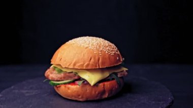 Lezzetli ızgara burger. Fast food, obezite kavramı