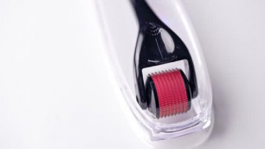 Tıbbi mikro iğne terapisi için Dermaroller. Derma silindiri, mesoroller, meso-roller, mezopen olarak da bilinir..