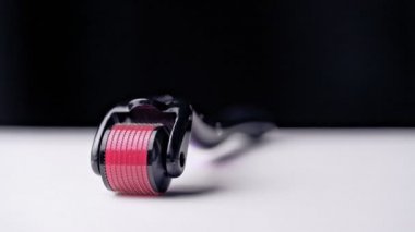 Tıbbi mikro iğne terapisi için Dermaroller. Derma silindiri, mesoroller, meso-roller, mezopen olarak da bilinir..