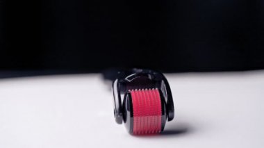 Ev mezoterapisi için Mezoroller (dermaroller). Güzellik endüstrisi. Yakın plan.