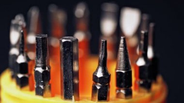 Farklı metal başlıklar ve değiştirilebilir tornavida setleri.