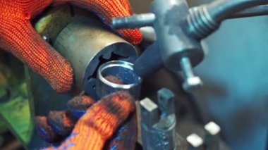 Profesyonel makinist makineye metal enstrümanlar takıyor. İnsanın elleri öğütme makinesini çalıştırıyor metal endüstrisi konsepti. Yakın plan.