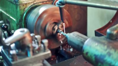 Torna makinesi atölyenin arka planında metal keserken dönüyor. Bir fabrikanın CNC değirmen makinesi. Metal işçiliği