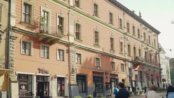 Calle Ciudad Central Con Edificios Antiguos Turistas Caminando Sobre Ella — Vídeo de stock