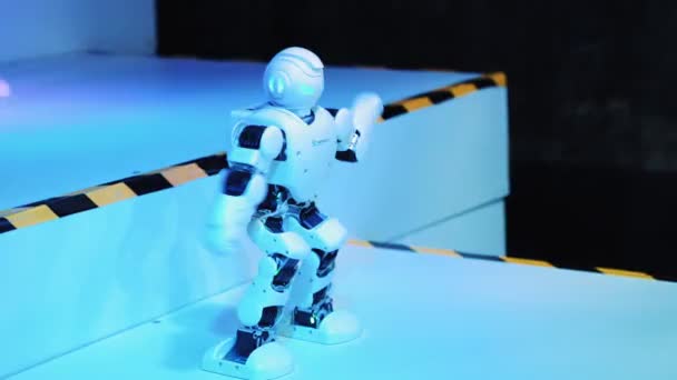 Moderní Robotická Hračka Asistent Výstavě Moderní Robotiky Pokročilých Technologií — Stock video