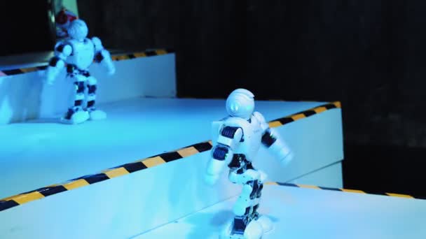 机器人在一个展览中跳舞 聪明的机器人机器人技术 — 图库视频影像