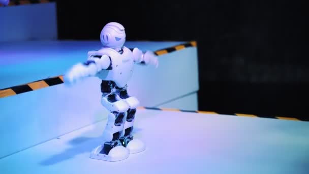 Ανθρωποειδές Ρομπότ Που Χορεύει Τεχνητή Νοημοσύνη Χορό Στο Εκθεσιακό Περίπτερο — Αρχείο Βίντεο