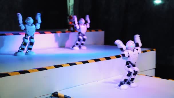 ヒューマノイドロボットダンス かわいいロボットのダンスのグループ スマートロボットダンスショーの閉鎖 ダンスロボットのパフォーマンス ロボットダンスパーティー スマートロボット技術 — ストック動画