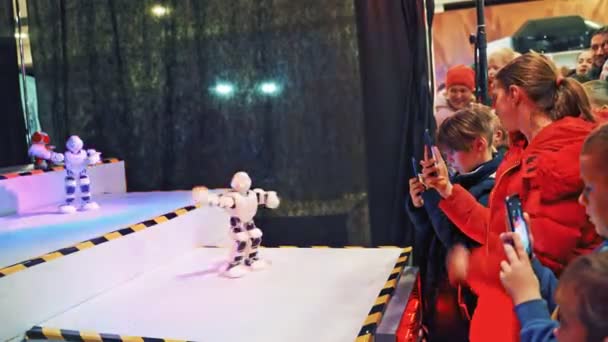 Pessoas Vêem Robôs Dançar Numa Feira Tecnologia Festa Dança Robótica — Vídeo de Stock