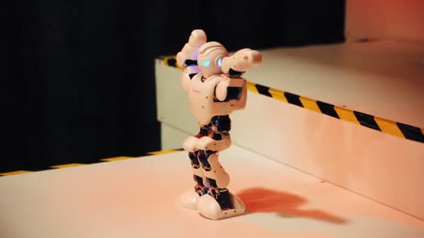 Dançando Robô Humanoide Exposição Robôs Brinquedo Festival Ciência — Vídeo de Stock