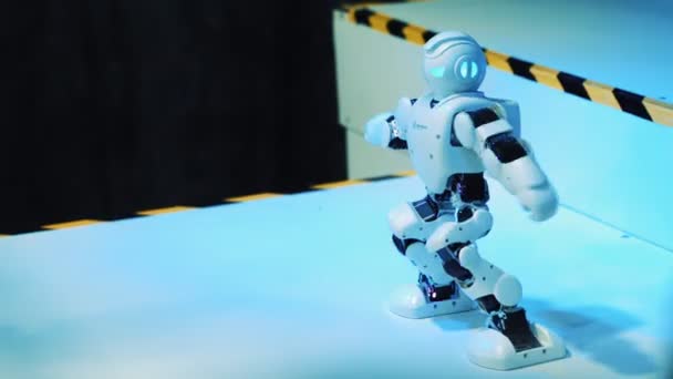 ハイテク未来と科学の概念 スマートヒューマノイドロボットが踊る ダンスロボット 将来の技術コンセプト — ストック動画