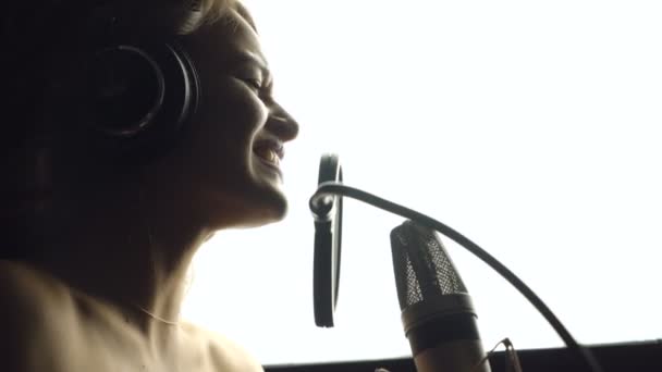 Hermosa Joven Cantante Que Grabó Una Canción Estudio Grabación Profesional — Vídeo de stock