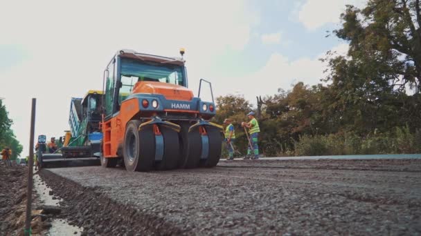 Silniční Válec Pracuje Asfaltovými Městskými Silnicemi Silniční Válec Nesl Opravárenské — Stock video