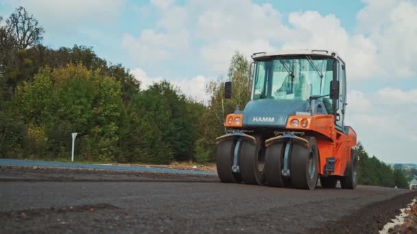 Schwere Asphaltwalzen Die Heißen Asphalt Stapeln Und Drücken Straßenreparaturmaschine Reparatur — Stockvideo