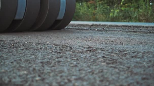 Verlegung Eines Neuen Asphalts Auf Der Straße Straßenreparaturmaschine Mit Schwerem — Stockvideo