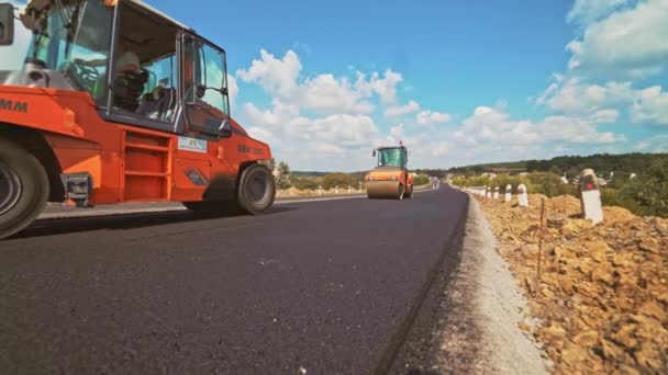 Trabalhadores Executam Obras Construção Reparação Estradas Com Ajuda Equipamentos Profissionais — Vídeo de Stock