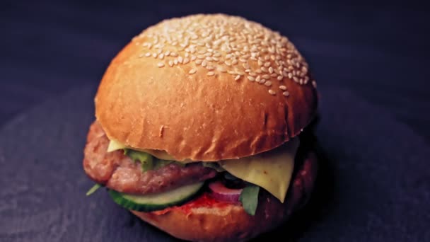 Verse Smakelijke Hamburger Draaiend Zwarte Achtergrond Heerlijke Gegrilde Hamburgers — Stockvideo