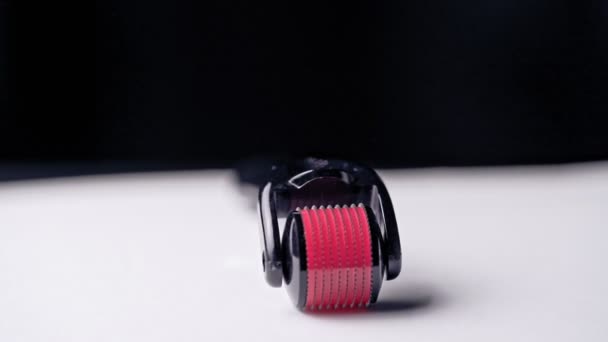 Mezoroller (dermaroller) pour la mésothérapie à domicile. Industrie de la beauté. Gros plan 