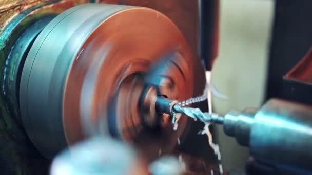 Close Proces Van Het Snijden Van Metaal Draaibank Machine Fabriek — Stockvideo