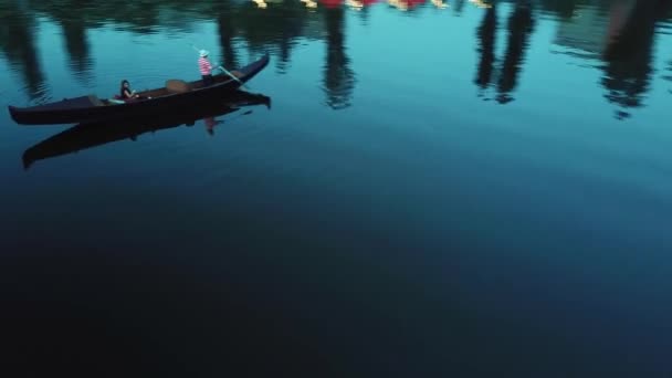 Mulher Gondoleiro Flutuar Num Barco Rio Noite Homem Chapéu Branco — Vídeo de Stock