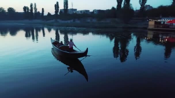 Mujer Joven Flotando Barco Sosteniendo Linterna Por Noche Barco Remos — Vídeo de stock