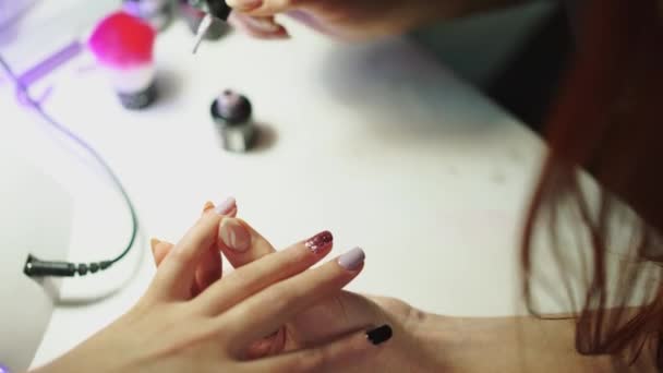 Close Van Vrouwelijke Handen Maken Manicure Met Nagellak Schoonheidssalon Een — Stockvideo