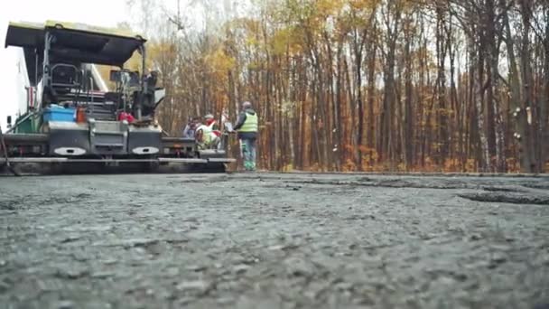 Reparatie Van Wegwerkzaamheden Werknemers Die Nieuw Heet Asfalt Toepassen Met — Stockvideo