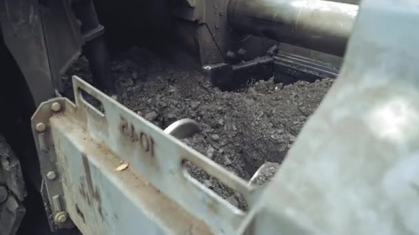Máquinas Construção Rodoviária Derramando Asfalto Novo Chão Roadworks Processo Reparação — Vídeo de Stock