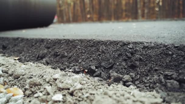 Großaufnahme Einer Großen Schwarzen Asphaltwalzenmaschine Die Ein Neues Bitumen Presst — Stockvideo