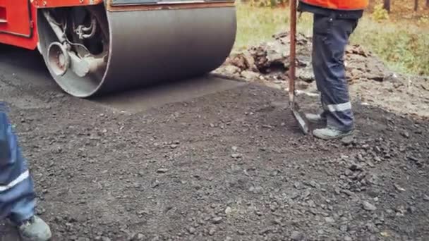 Dělníci Speciálních Uniformách Pracují Lopatami Dělají Novou Cestu Stroj Stlačování — Stock video