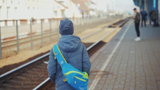 Niño Ropa Invierno Esperando Tren Fondo Una Estación Tren Vista — Vídeo de stock