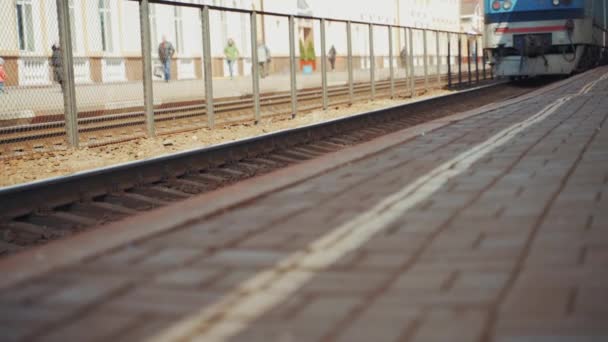 旅客列车即将到达车站 火车的铁轮在铁轨上移动 后续行动 — 图库视频影像