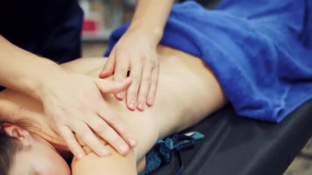 Bella Femmina Sdraiata Sul Tavolo Massaggio Ricevere Cure Mediche Della — Video Stock