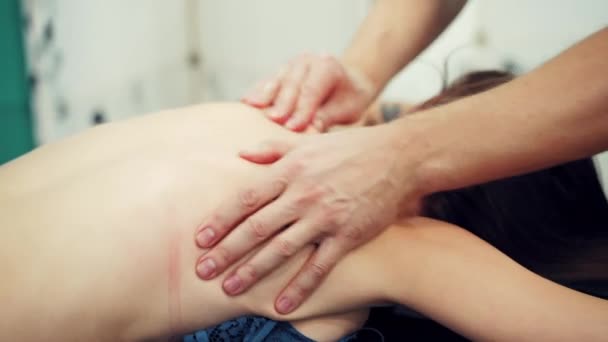 一个专业治疗师的两只手在外面给女性的背部按摩 在夏天 年轻女子在温泉疗养和放松治疗期间 会接受身体按摩 — 图库视频影像