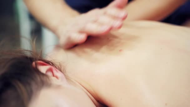 Therapeuten Handen Doen Gezonde Massage Rug Van Het Vrouwtje Buiten — Stockvideo