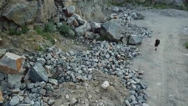 Caminante Pasando Por Camino Piedra Entra Lugar Rocoso Vista Aérea — Vídeos de Stock