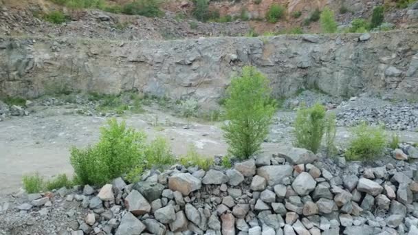 Turista Con Mochila Caminando Por Sendero Piedra Sobre Precipicio Con — Vídeos de Stock