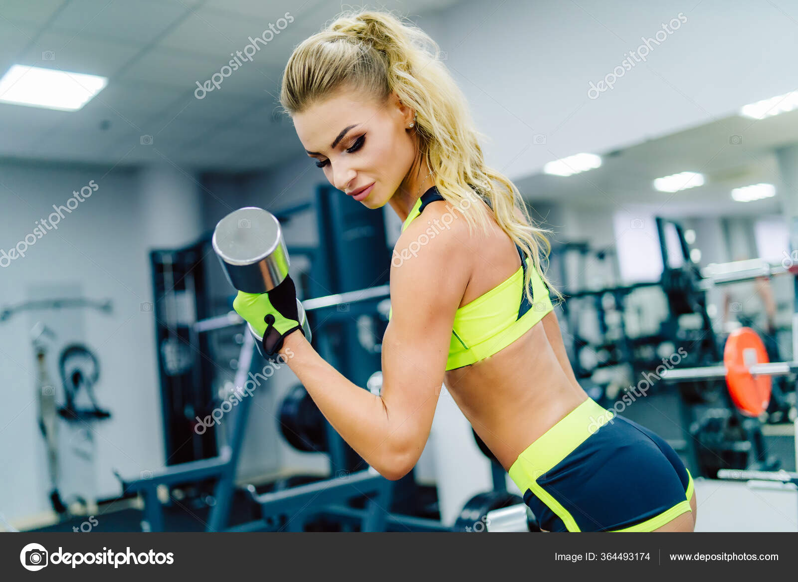 Mujer bonita en ropa deportiva posando en el gimnasio mujer atlética  deportiva saludable en el gimnasio