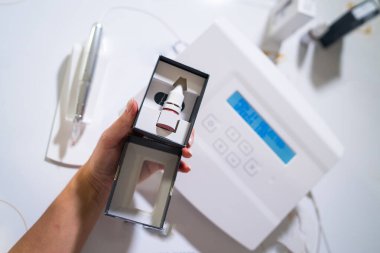 Kalıcı dövme için renkli kırmızı mürekkep şişesi. Kalıcı makyajda yeni teknolojiler için araçlar. Dudak dövmesi. Kalıcı makyaj araçları.