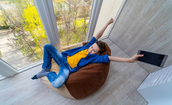 Adolescent Gagné Jeu Vidéo Enfant Relaxant Balcon Avec Des Arbres — Photo