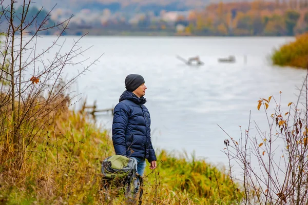 Ein Tourist Mit Rucksack Spaziert Herbst Fluss Entlang Eine Wunderschöne — Stockfoto