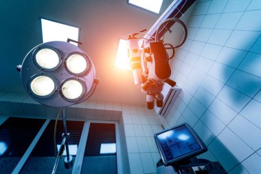 Tıbbi göz bilimi profesyonel ekipmanı. Ameliyathanede mikroskop var. Oftalmolog kliniği konsepti.