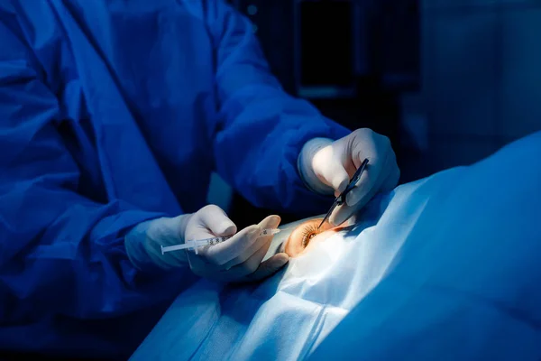 Operação Oftalmológica Mãos Cirurgião Luvas Para Correção Visão Ocular Conceito — Fotografia de Stock