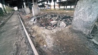 Ürkütücü ve terk edilmiş endüstriyel fabrika. Yıkım için eski sanayi binası.