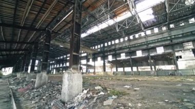 Yıkık çatılı eski harabe binanın içi çimen, felaket ya da deprem sonuçlarıyla dolu.