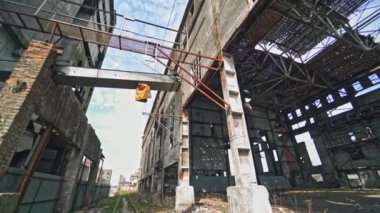 Eski bir fabrikanın kalıntıları. Terk edilmiş bina çimen ve ağaçlarla kaplıydı. Duvarlarda ve tavanda delikler ve çatlaklar. Güçlendirilmiş beton ve tuğla bina çökmesi.
