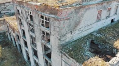 Eski terk edilmiş bir fabrikanın çatısı harabeye dönmüş. Yıkım için sanayi binası. Hava görünümü.