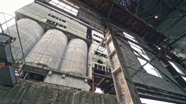 被毁和废弃的令人毛骨悚然的工业工厂 旧工业楼宇拆卸 — 图库视频影像