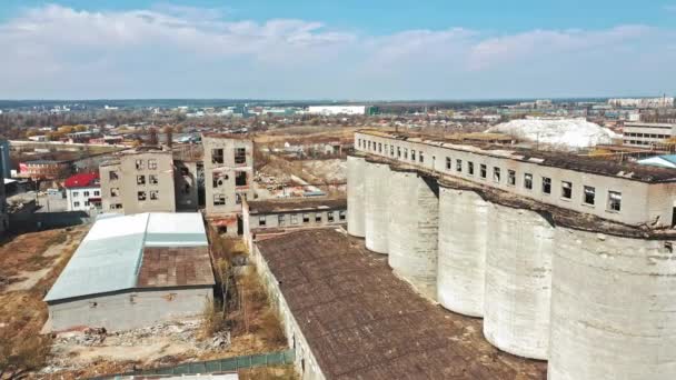 放棄された産業工場の建物 遺跡や解体の概念を破壊した 空中風景 — ストック動画